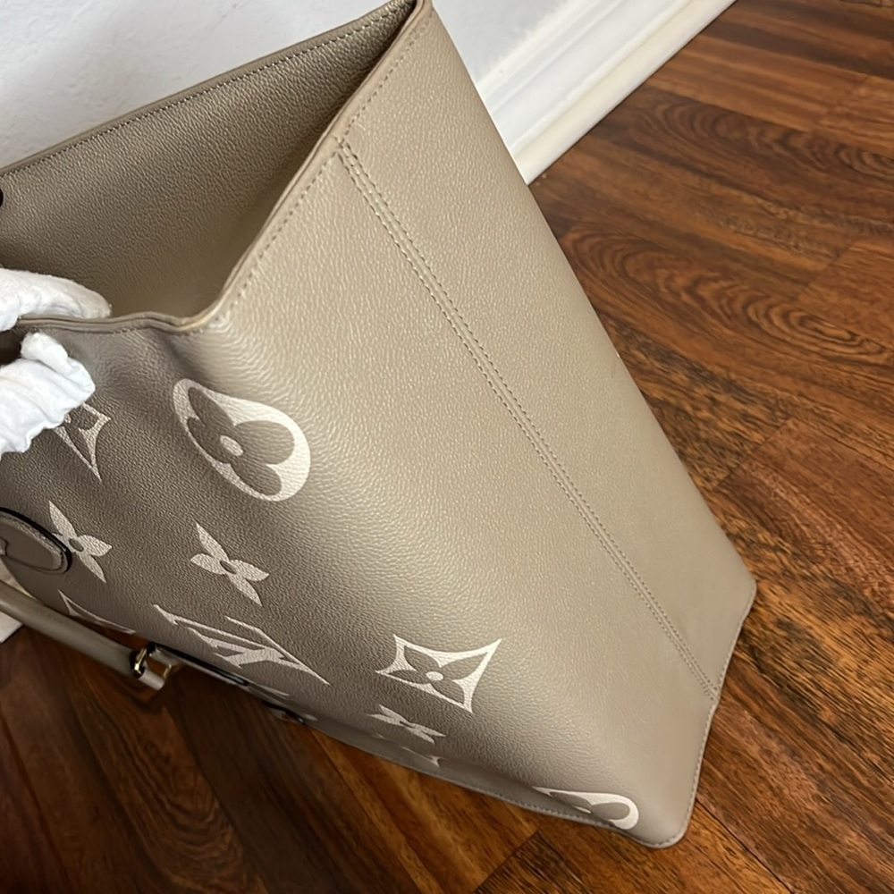 Louis Vuitton Gray Tote Bag with Monogram Design - Picture 5 of 13